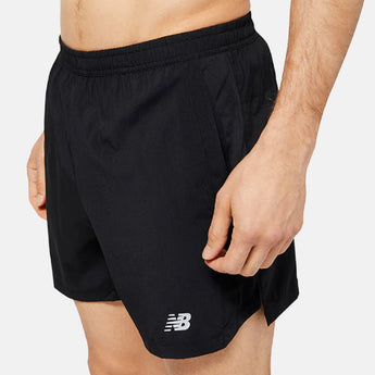 מכנסי ריצה עם טייץ לגבר 7 אינץ' צבע שחור ניו באלאנס  New Balance Core 2 in 1